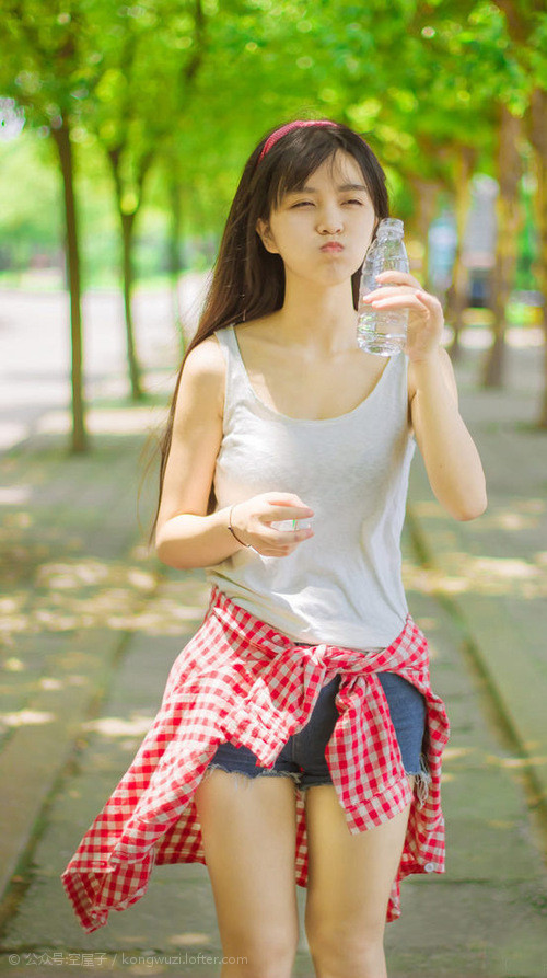 欧冠双响炮,维尼修斯里程悲情与萨内铁骑刺穿蓝鹰—新旧势力的激情对话